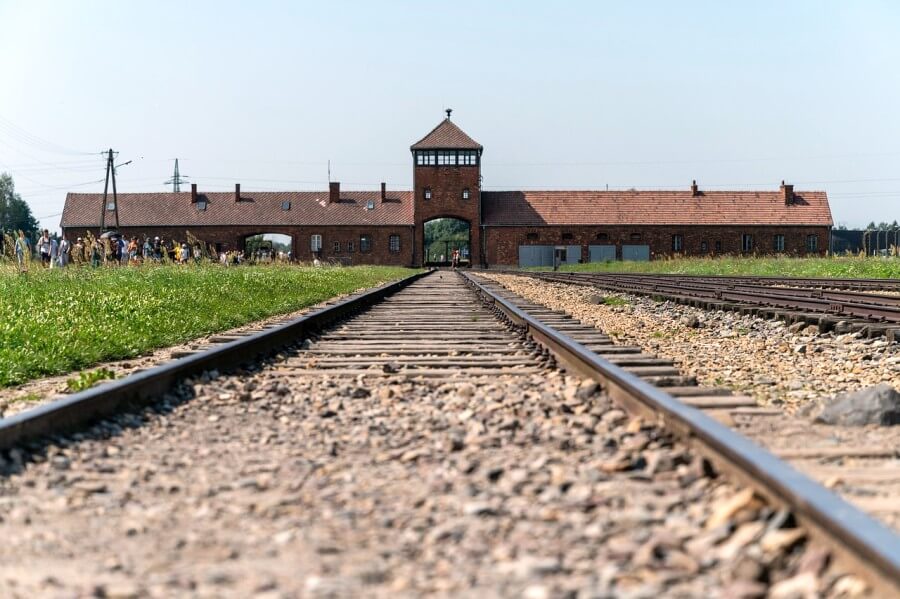 auschwitz tory i budynek obozu