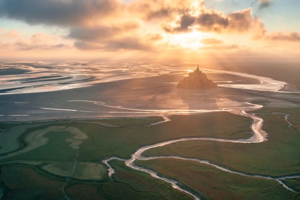 mont saint-michel z daleka